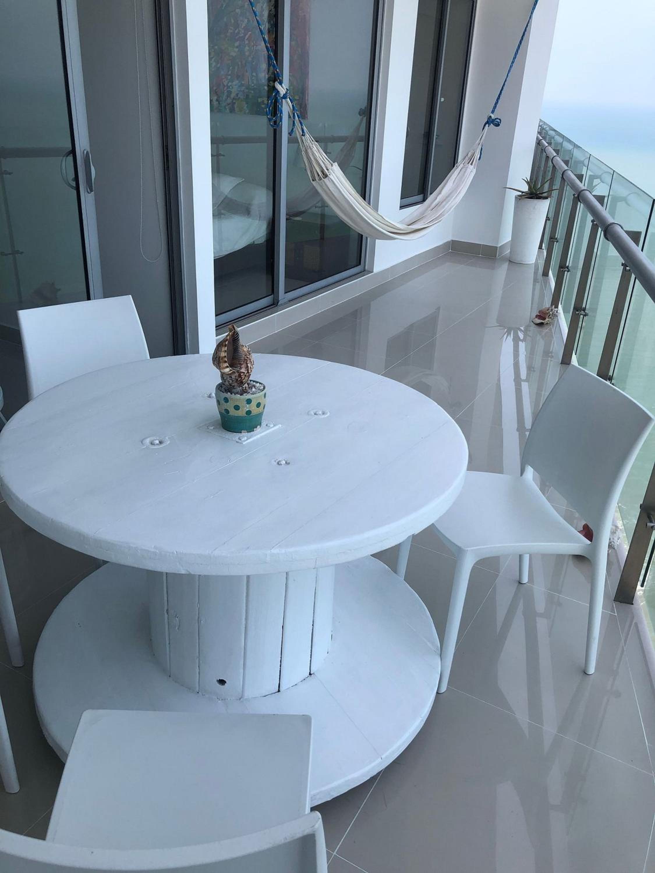 Amplios Aptos de Lujo Frente a la Playa a 5 Minutos del Centro y del Aeropuerto, en Edificio con Piscina, Jacuzzi, Sauna, Gimnasio, Turco y Seguridad las 2