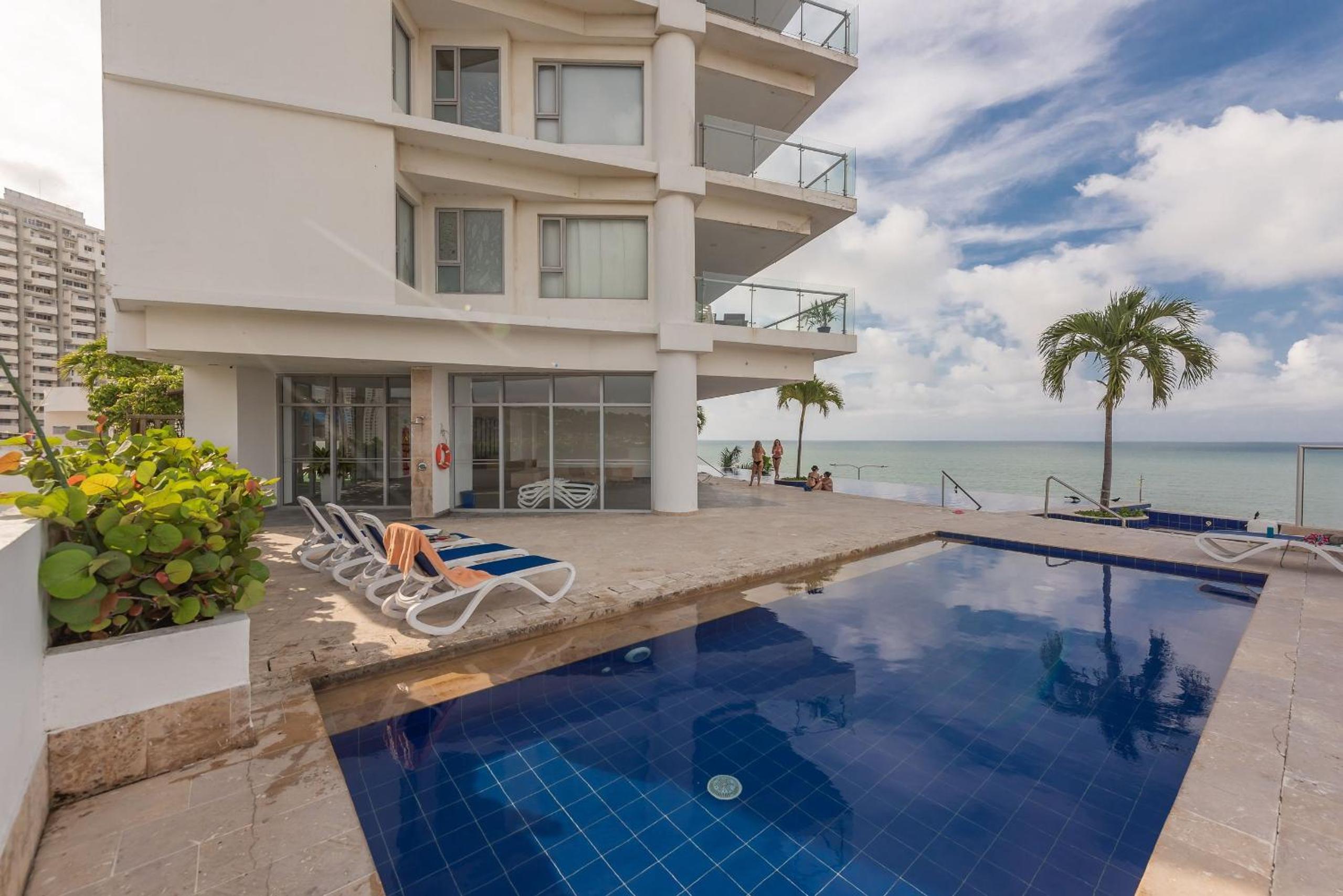 Amplios Aptos de Lujo Frente a la Playa a 5 Minutos del Centro y del Aeropuerto, en Edificio con Piscina, Jacuzzi, Sauna, Gimnasio, Turco y Seguridad las 2