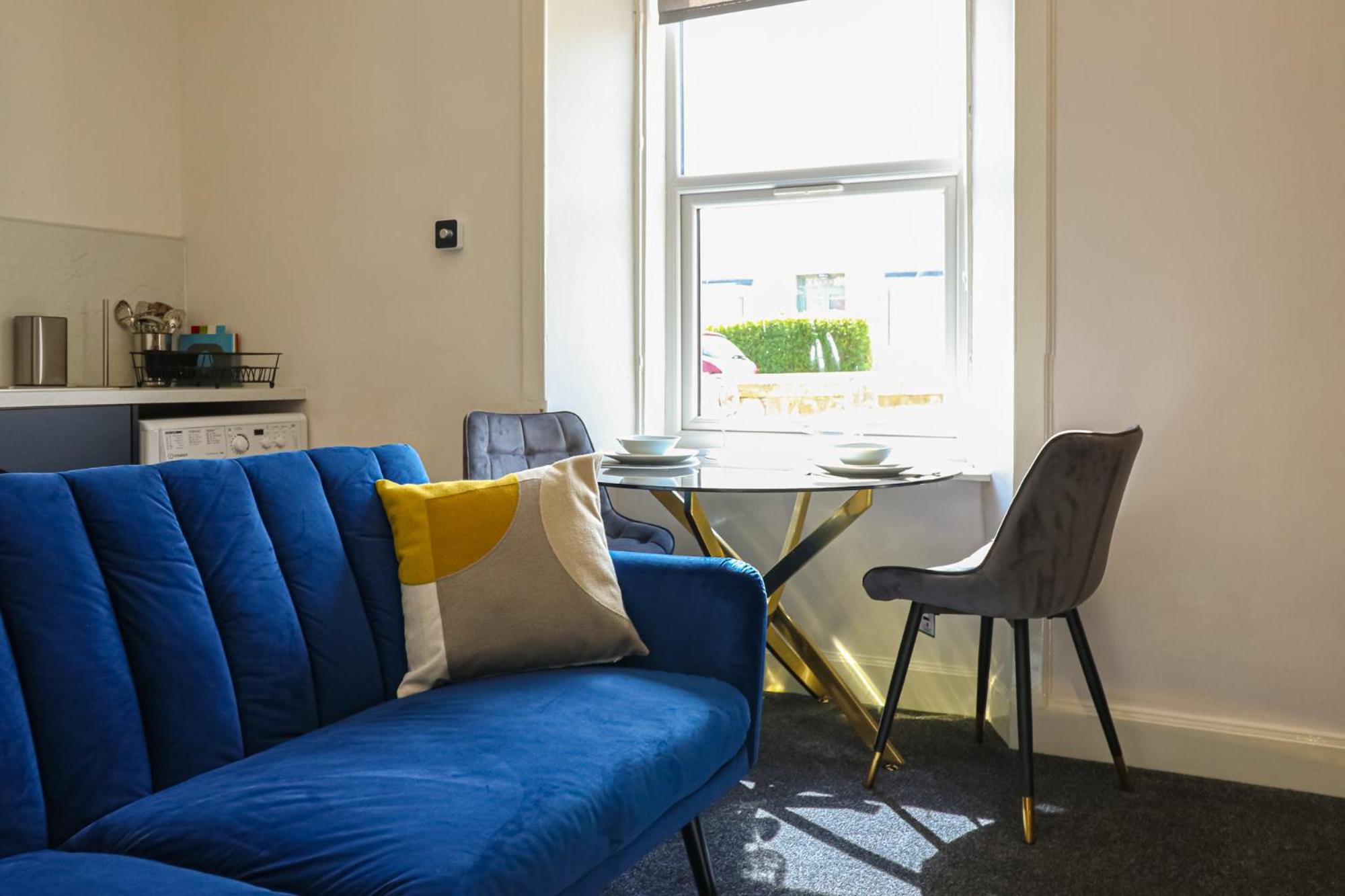 1-Bed Apartment with Sofa Bed in West Kilbride - Long Stays - Free Parking