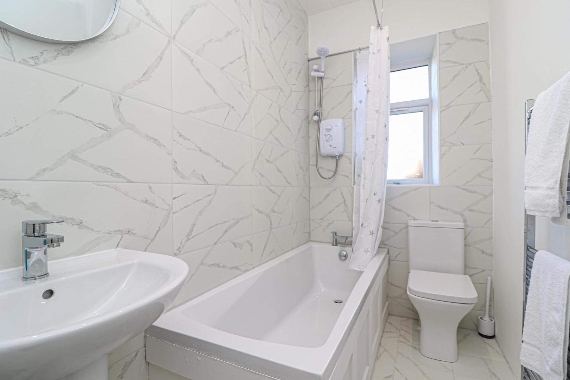 1-Bed Apartment with Sofa Bed in West Kilbride - Long Stays - Free Parking