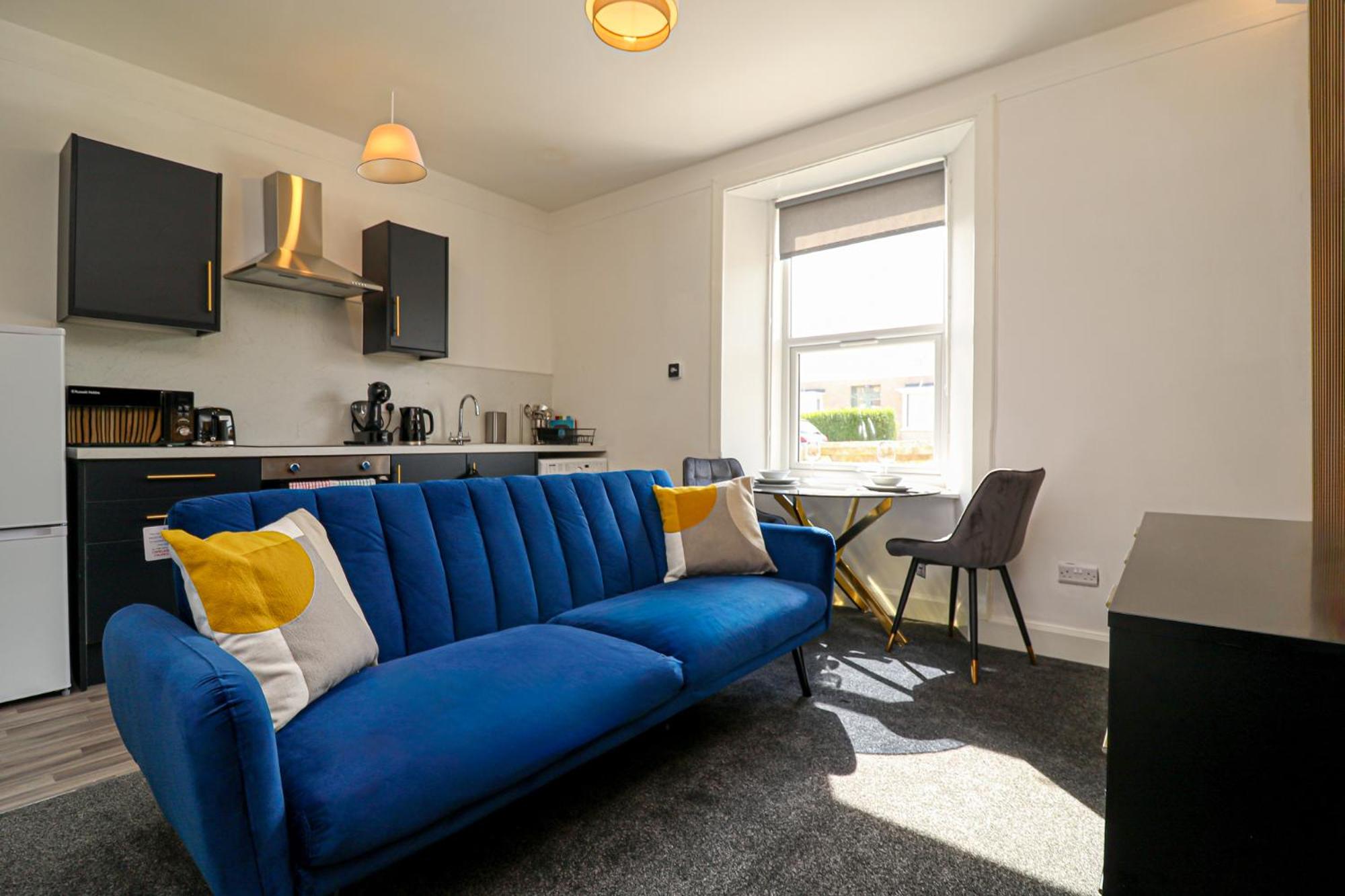 1-Bed Apartment with Sofa Bed in West Kilbride - Long Stays - Free Parking