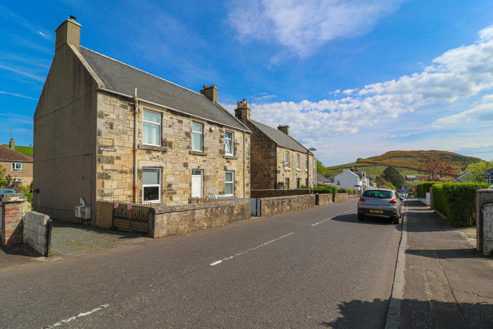 1-Bed Apartment with Sofa Bed in West Kilbride - Long Stays - Free Parking