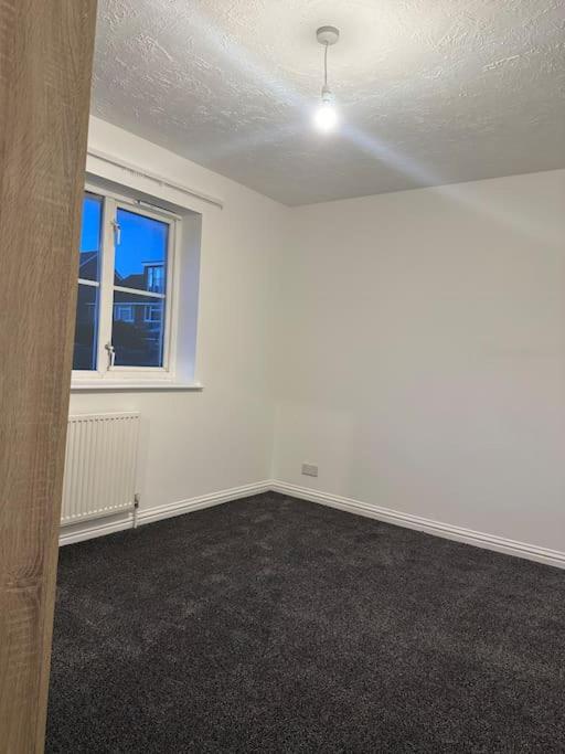 2 Bed House with Private Parking