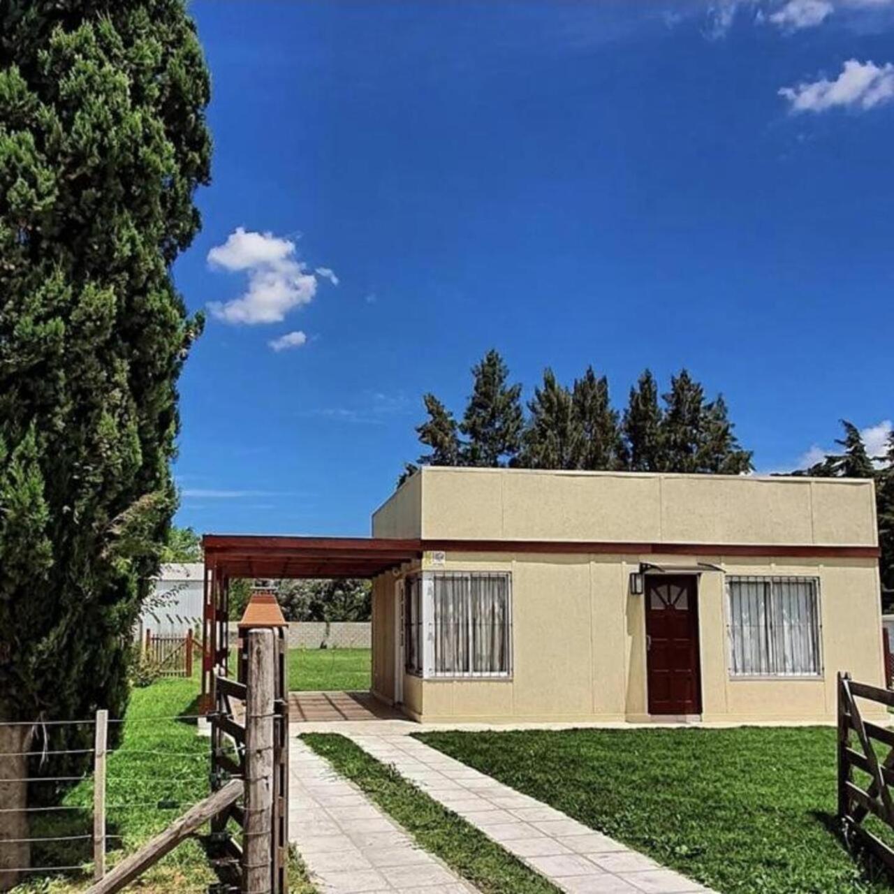 Casa con PILETA, PARRILLA y cochera cubierta