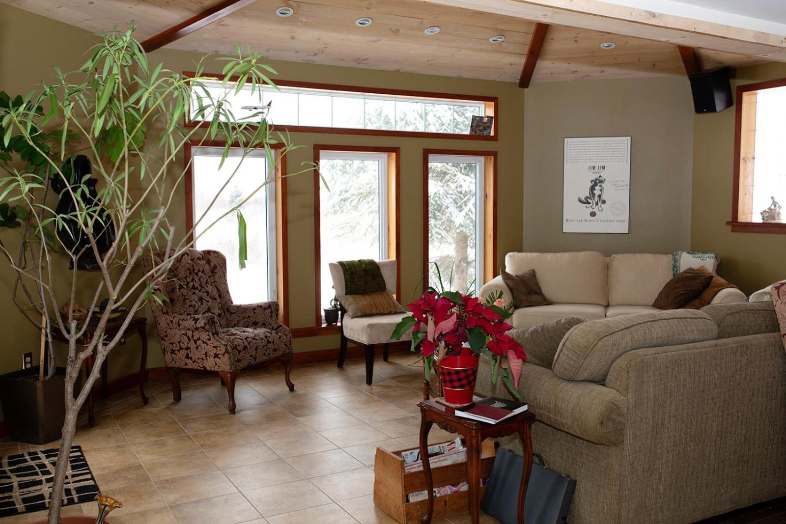 Rustic Farmhouse in Gaspereau Valley Wine Country! - Image 3