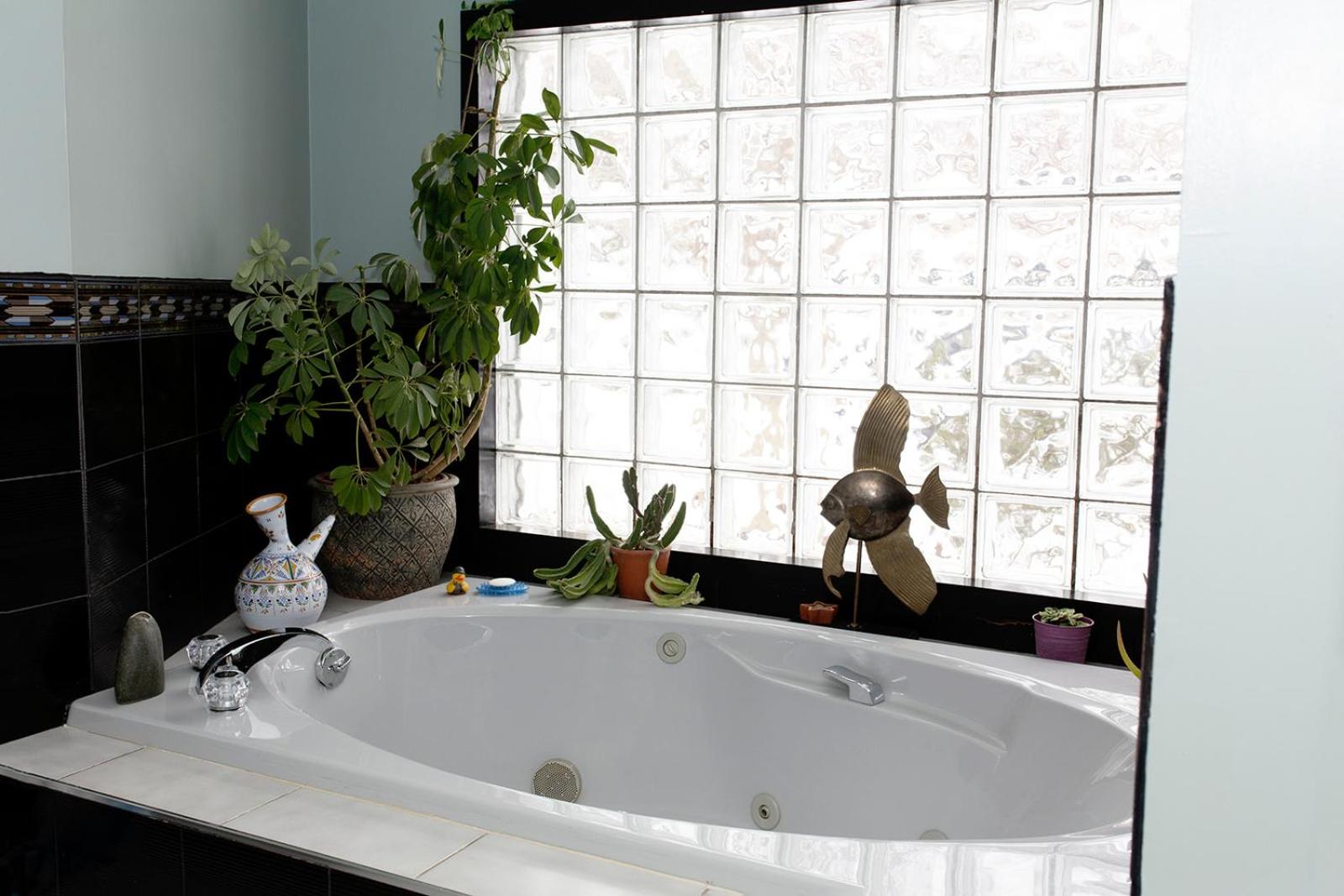 Rustic Farmhouse in Gaspereau Valley Wine Country!
