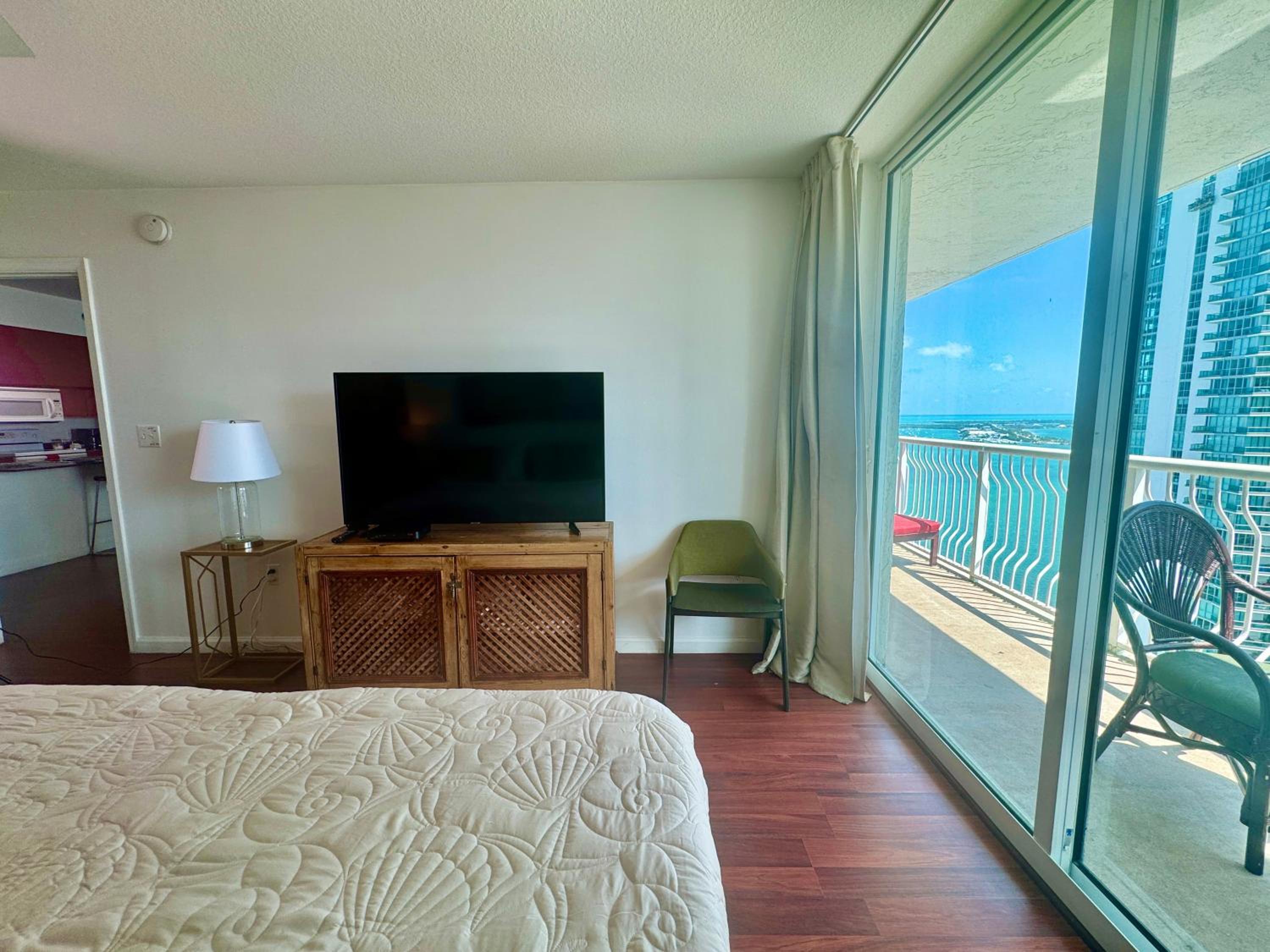 Brickell Apt with Bay Views, Pool, Free Parking
