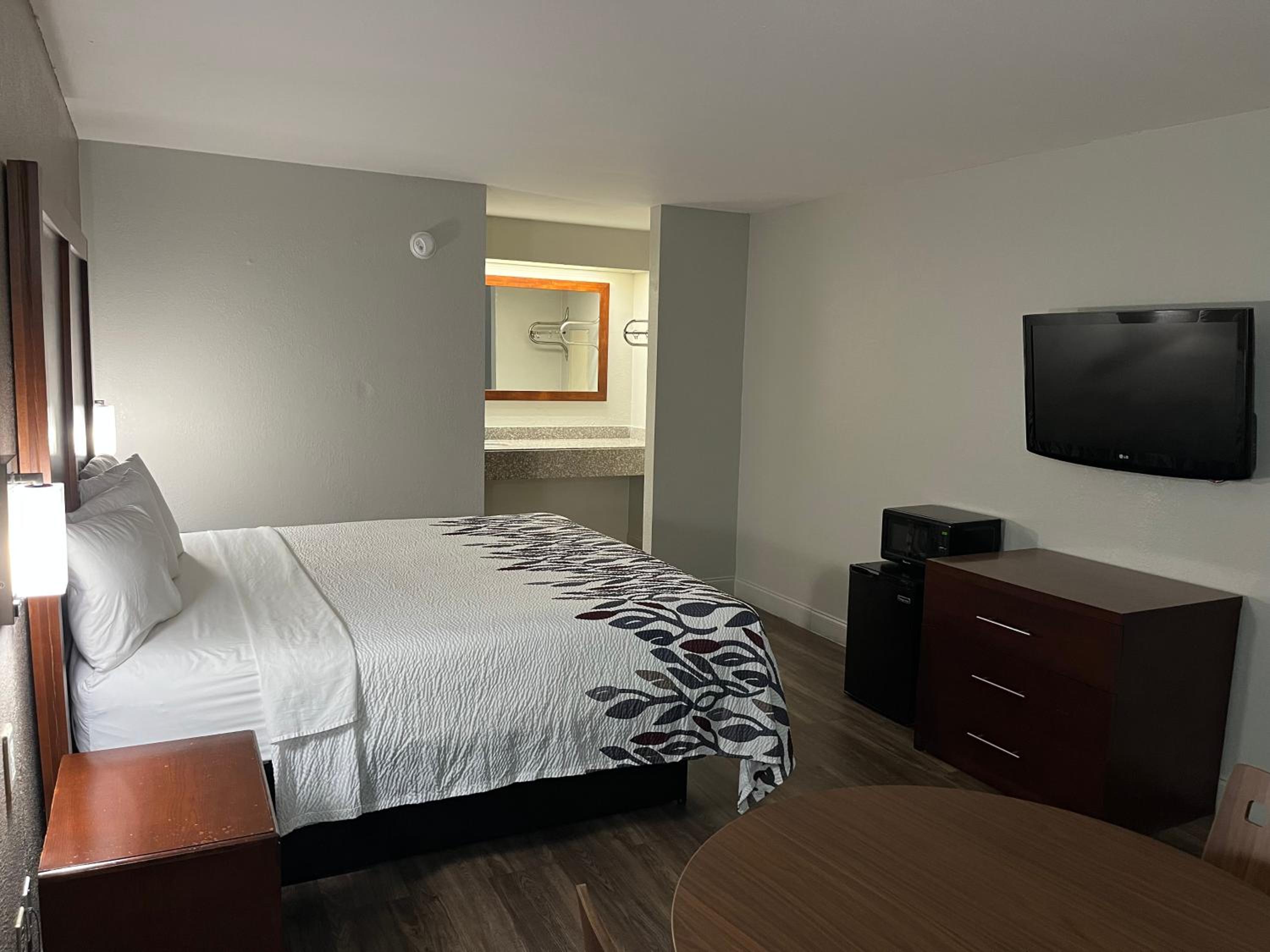 Sanford Vacations - Red Roof Inn Sanford - Property Image 11