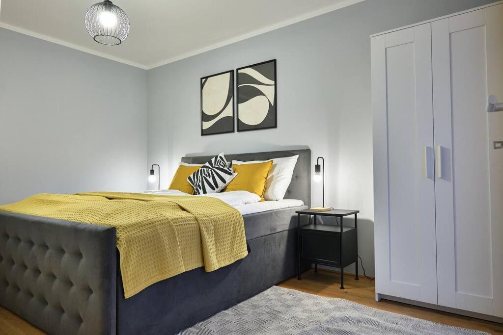Free Parking I Balcony I 5 min to Train Station