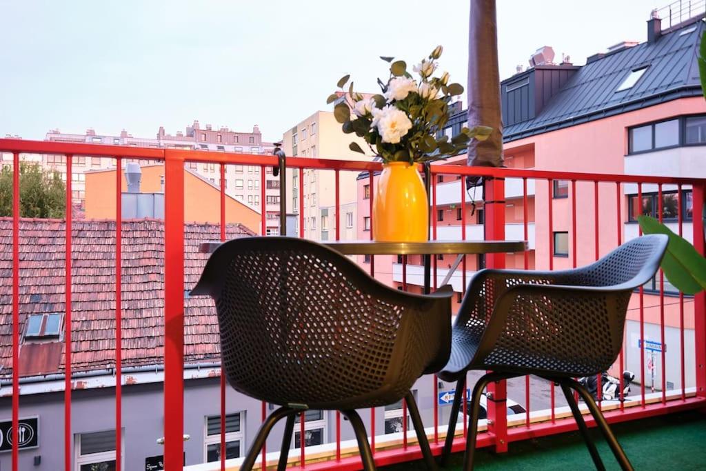 Free Parking I Balcony I 5 min to Train Station