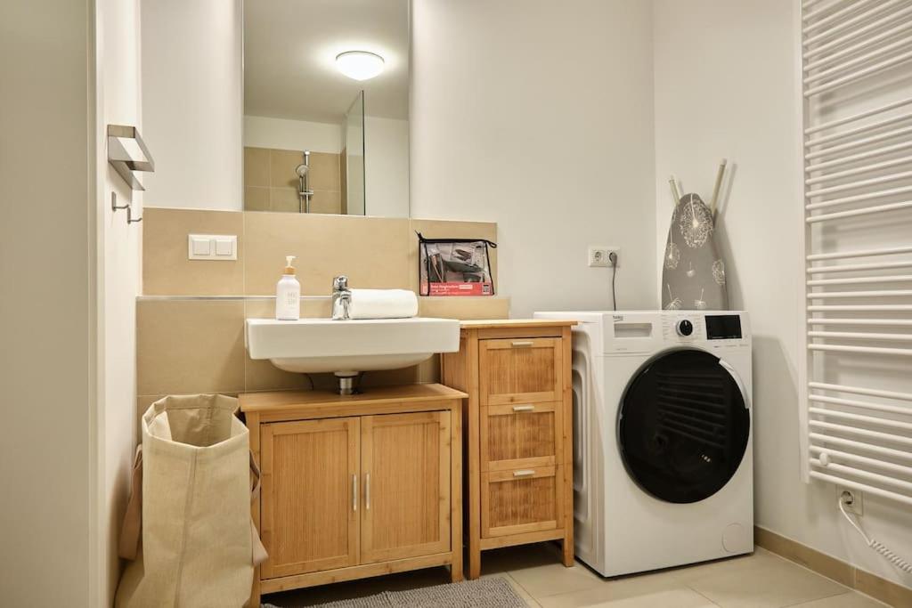 Free Parking I Balcony I 5 min to Train Station