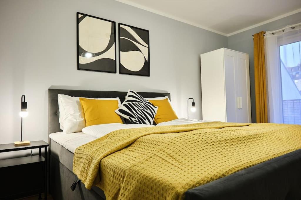 Free Parking I Balcony I 5 min to Train Station
