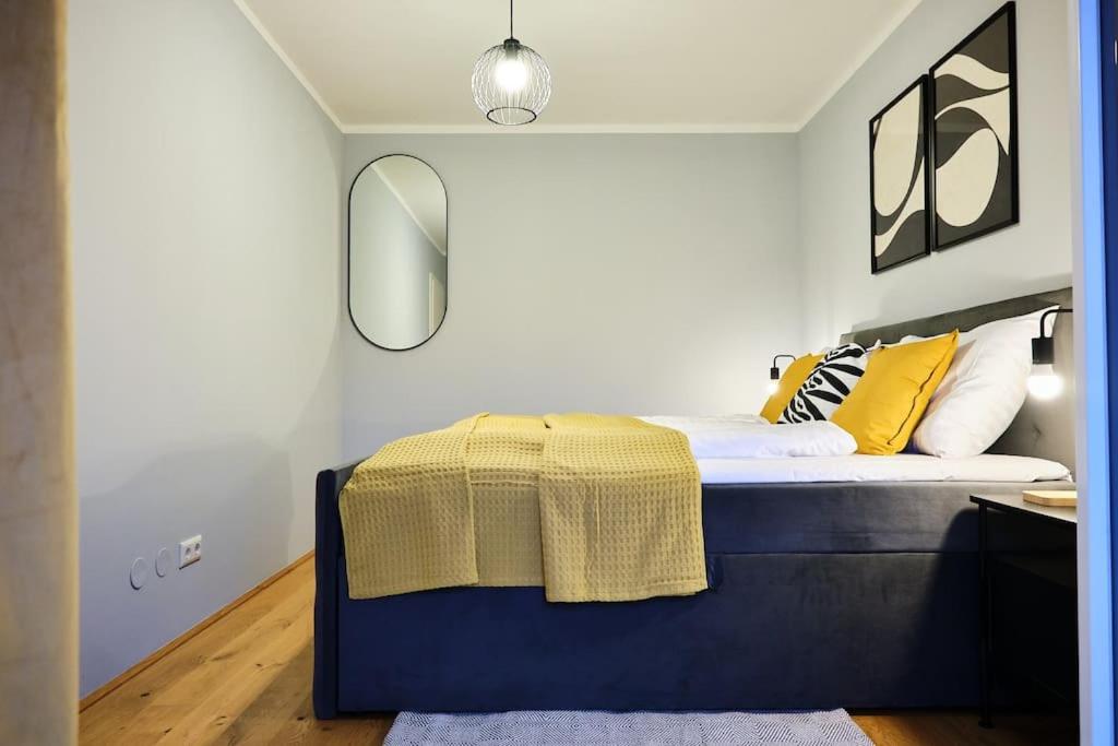 Free Parking I Balcony I 5 min to Train Station