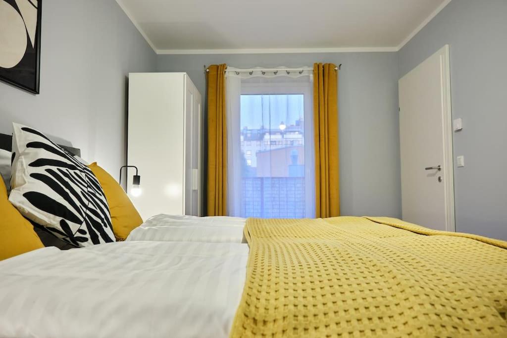 Free Parking I Balcony I 5 min to Train Station