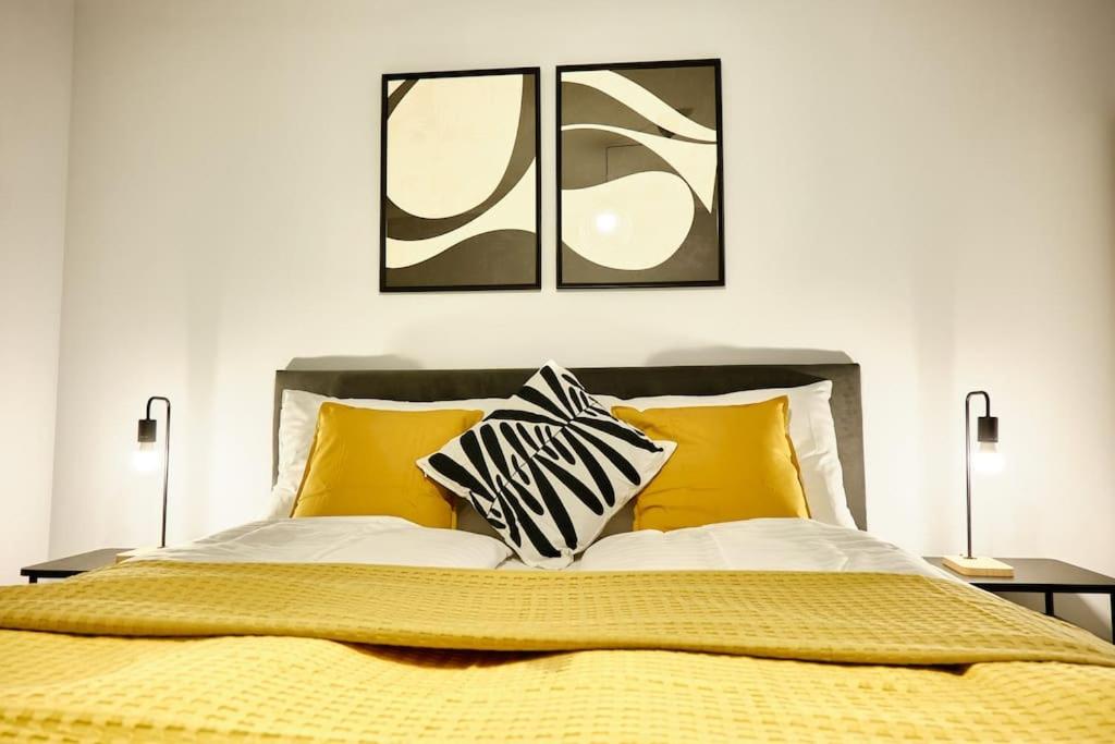 Free Parking I Balcony I 5 min to Train Station