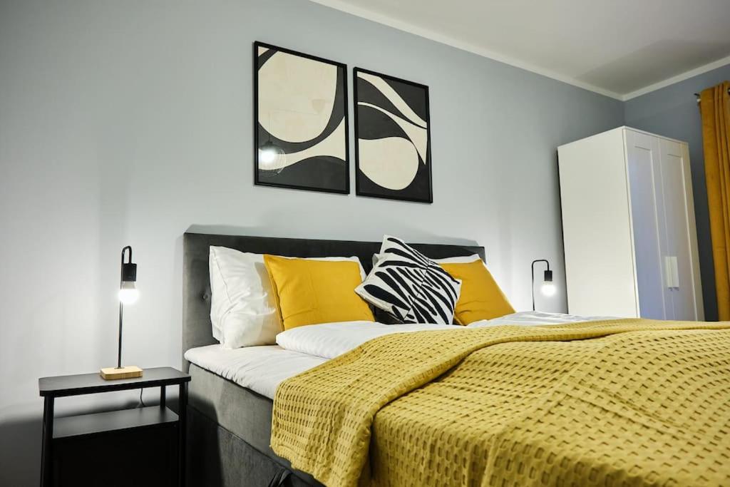 Free Parking I Balcony I 5 min to Train Station