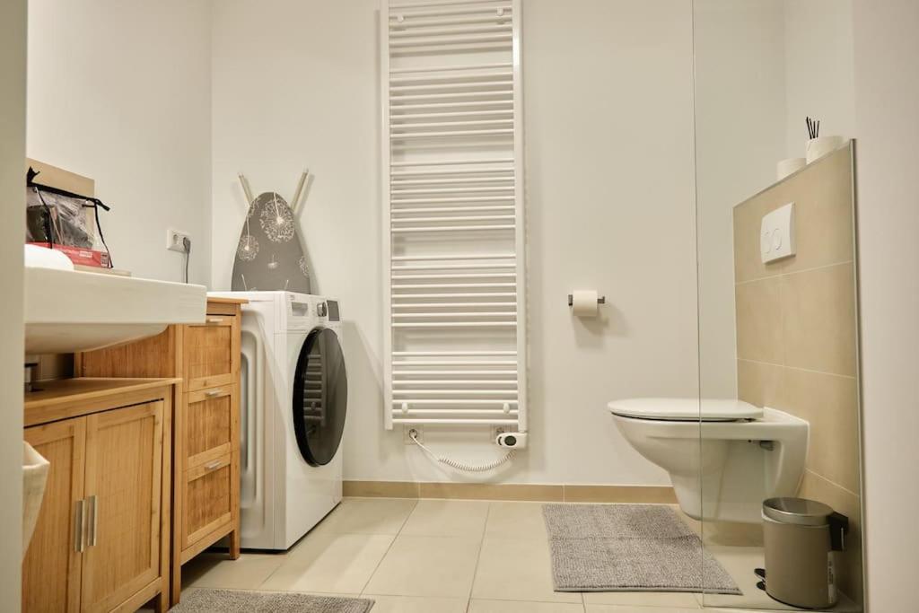 Free Parking I Balcony I 5 min to Train Station