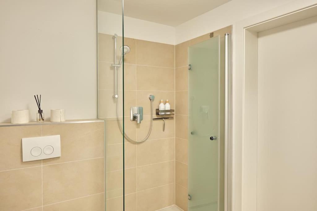 Free Parking I Balcony I 5 min to Train Station