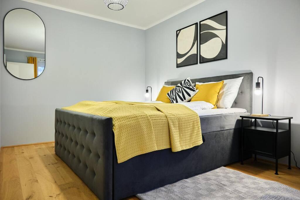 Free Parking I Balcony I 5 min to Train Station