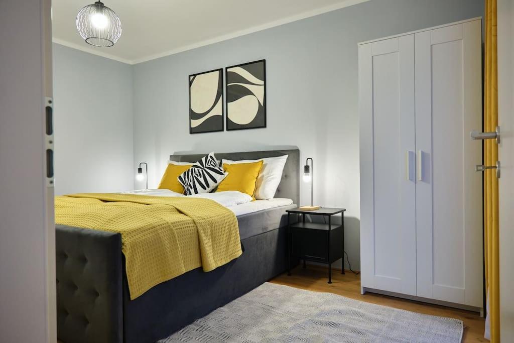 Free Parking I Balcony I 5 min to Train Station