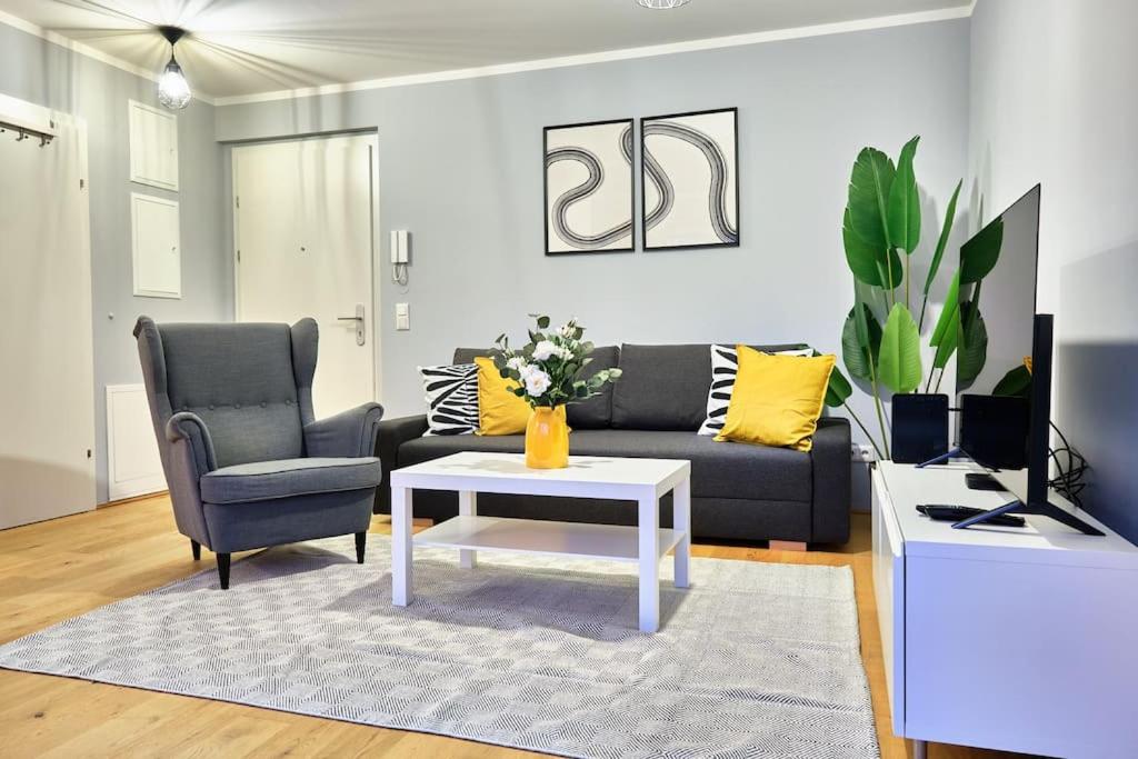 Free Parking I Balcony I 5 min to Train Station