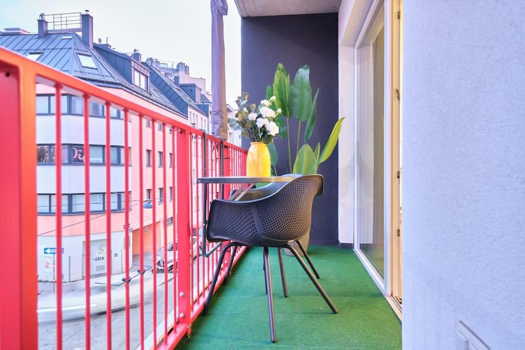 Free Parking I Balcony I 5 min to Train Station