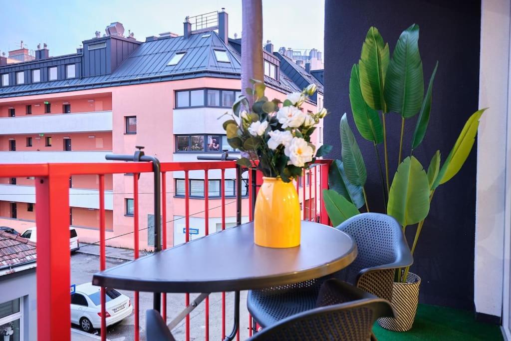 Free Parking I Balcony I 5 min to Train Station