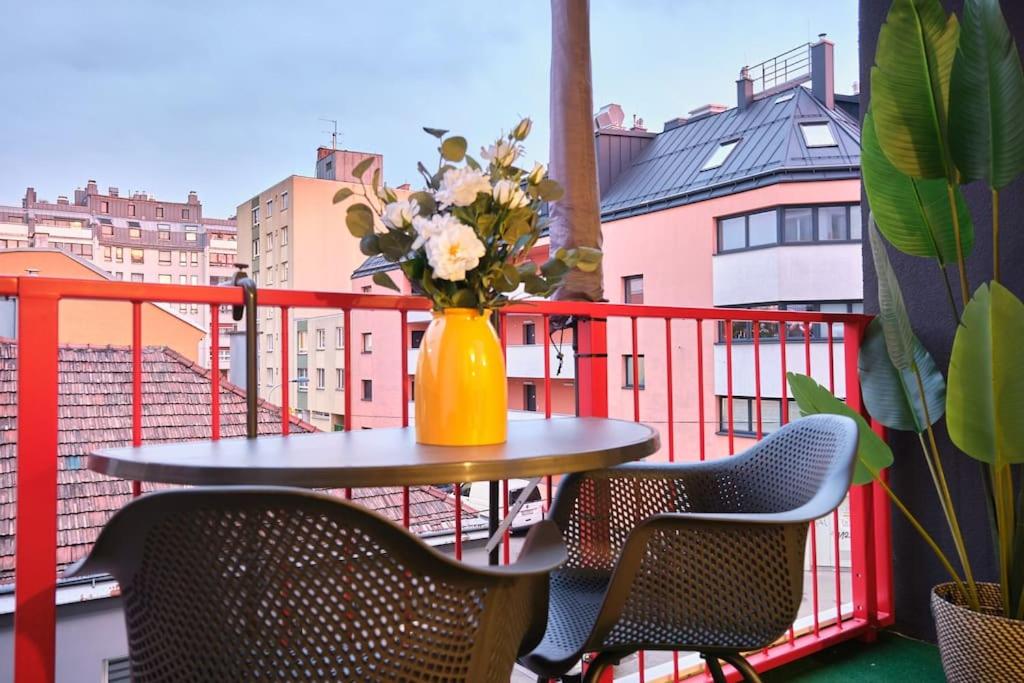 Free Parking I Balcony I 5 min to Train Station
