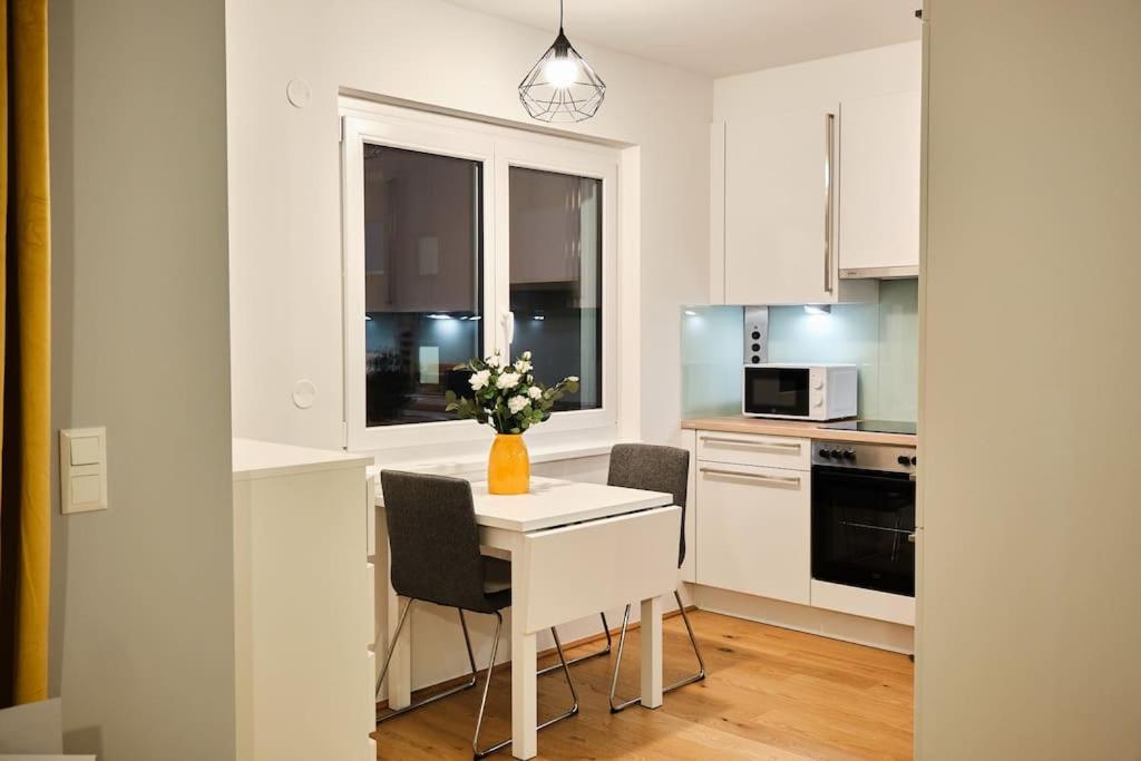Free Parking I Balcony I 5 min to Train Station