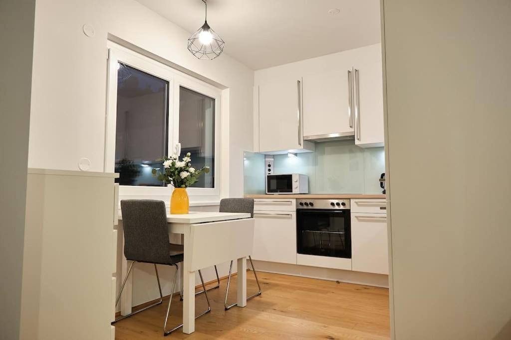 Free Parking I Balcony I 5 min to Train Station