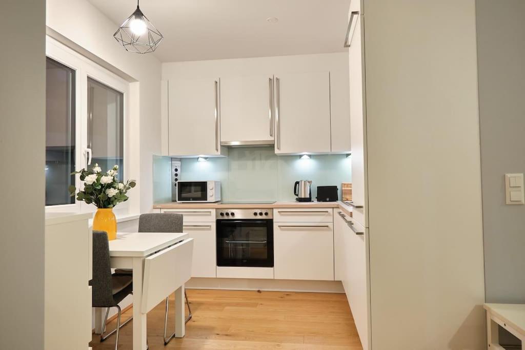 Free Parking I Balcony I 5 min to Train Station