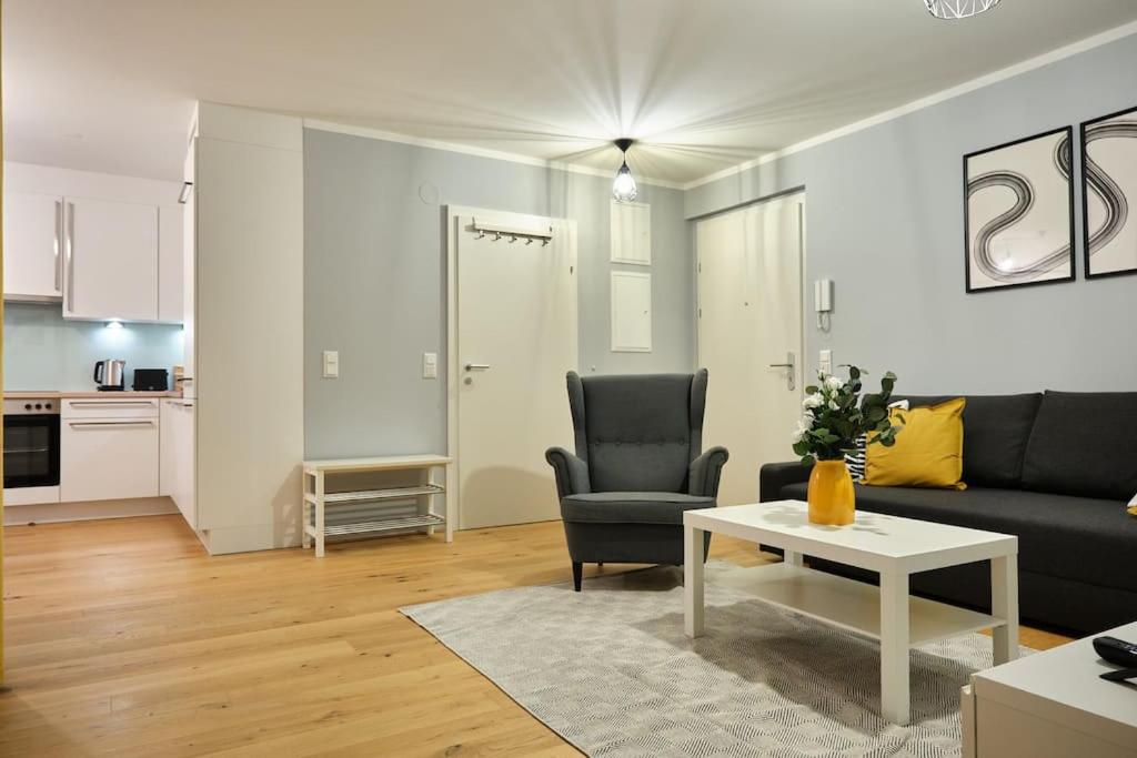 Free Parking I Balcony I 5 min to Train Station