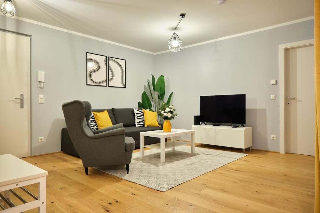 Free Parking I Balcony I 5 min to Train Station