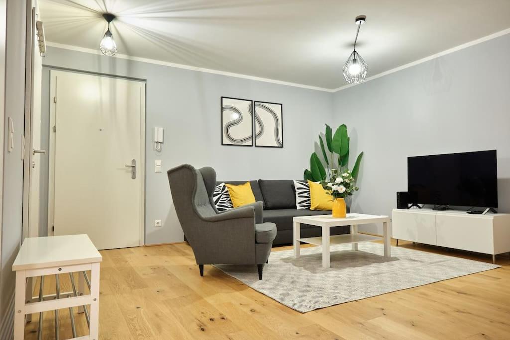 Free Parking I Balcony I 5 min to Train Station