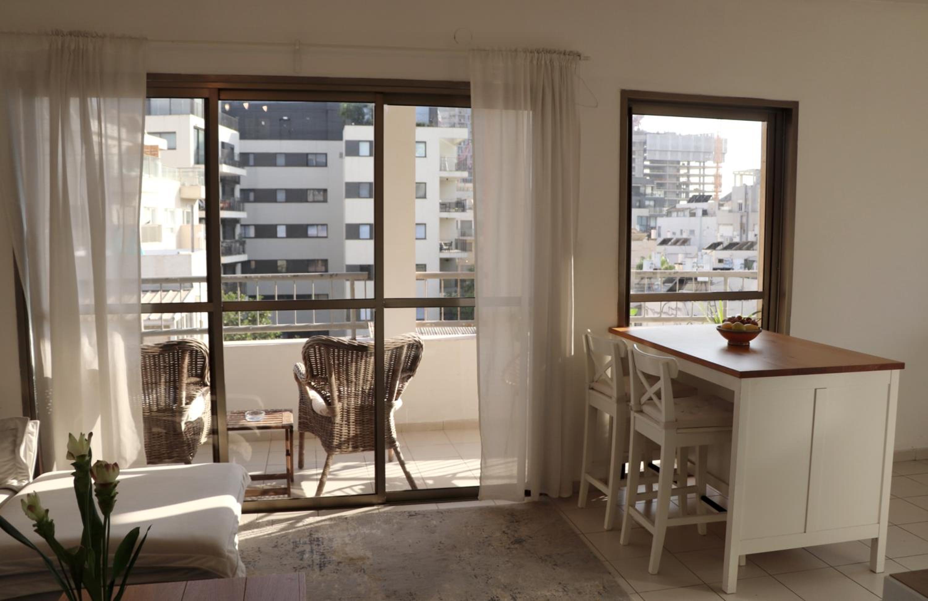 Beautiful 1 Bedroom Apartment Next To Hacarmel Market And The Royal Beach