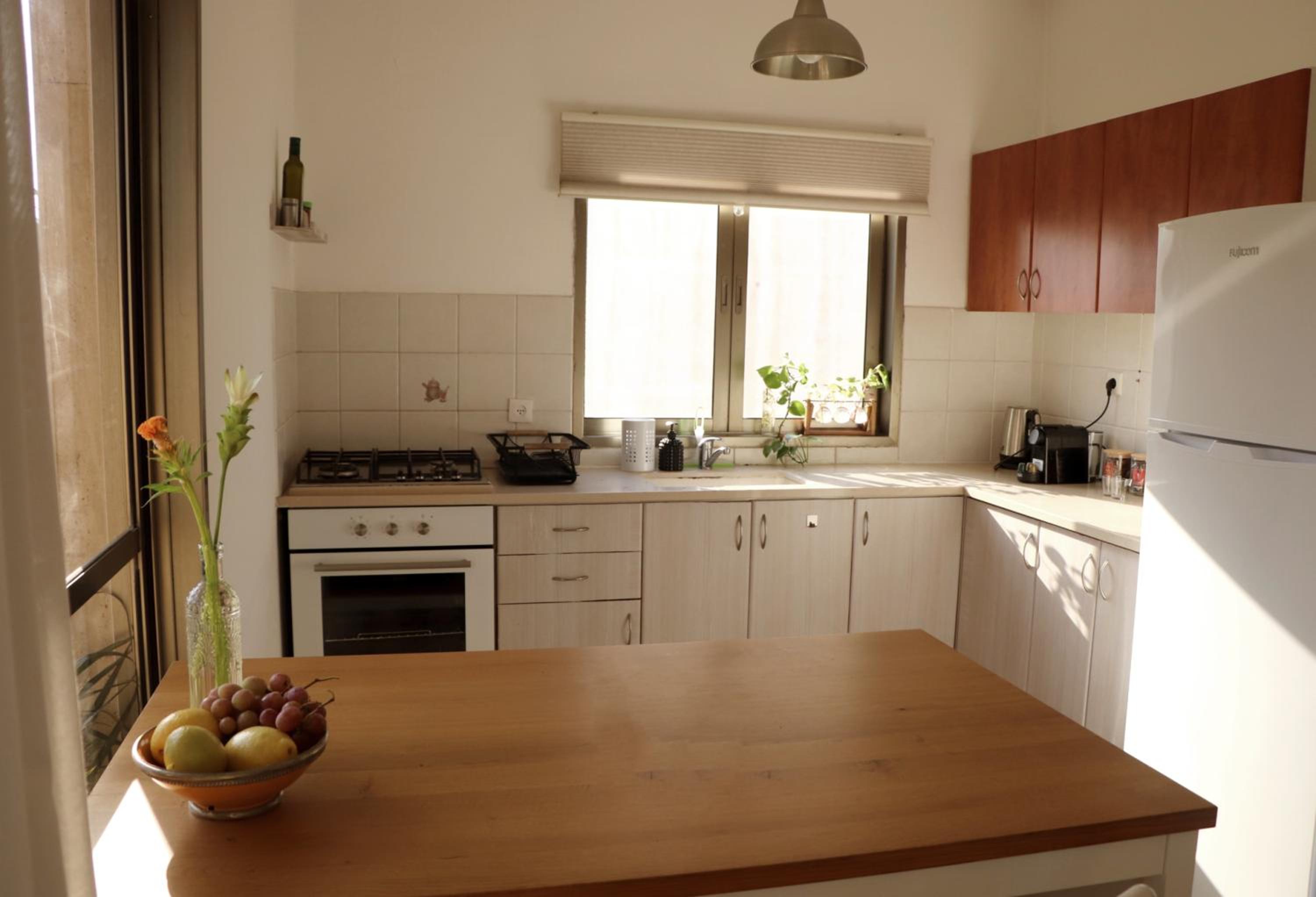 Beautiful 1 Bedroom Apartment Next To Hacarmel Market And The Royal Beach