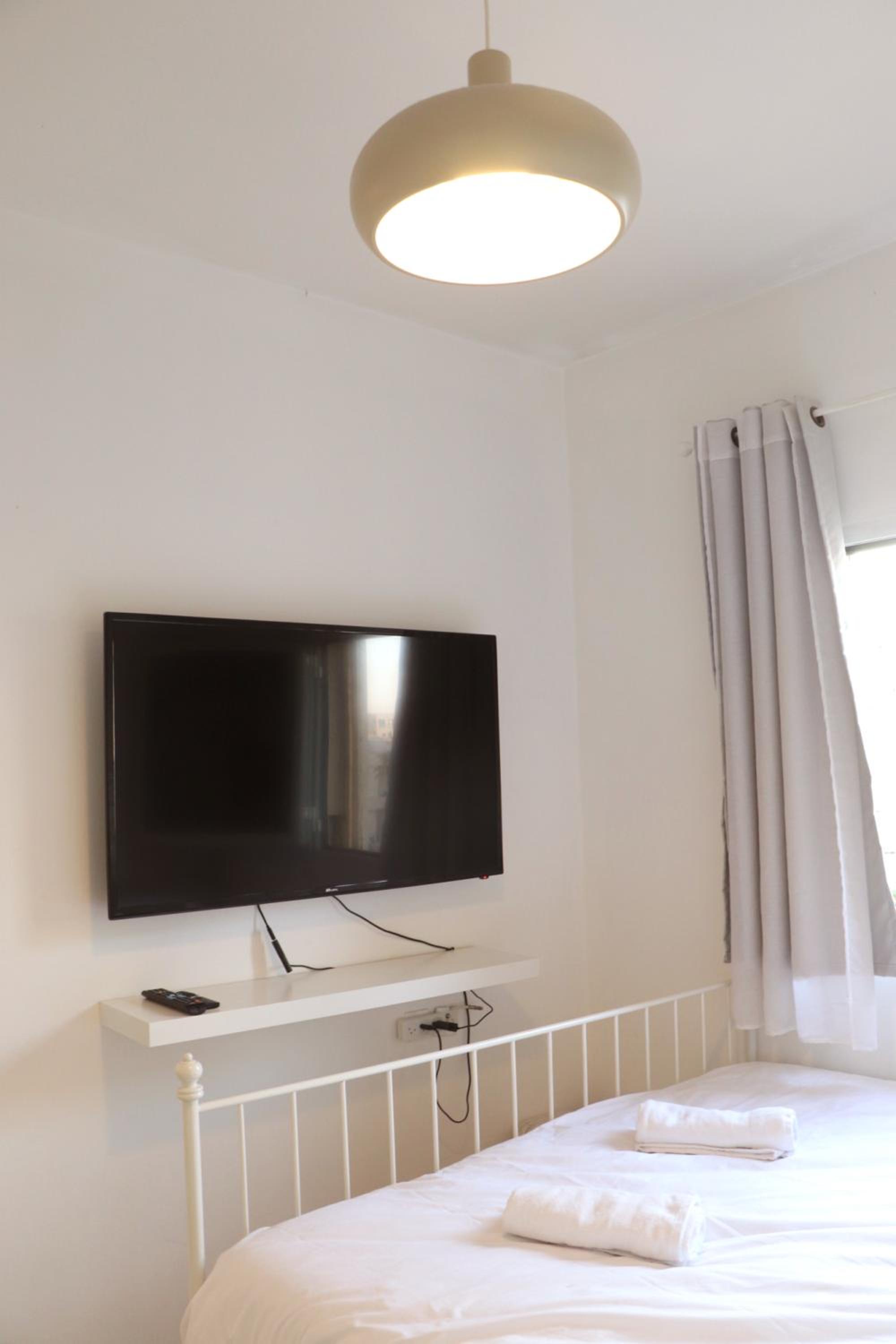 Beautiful 1 Bedroom Apartment Next To Hacarmel Market And The Royal Beach