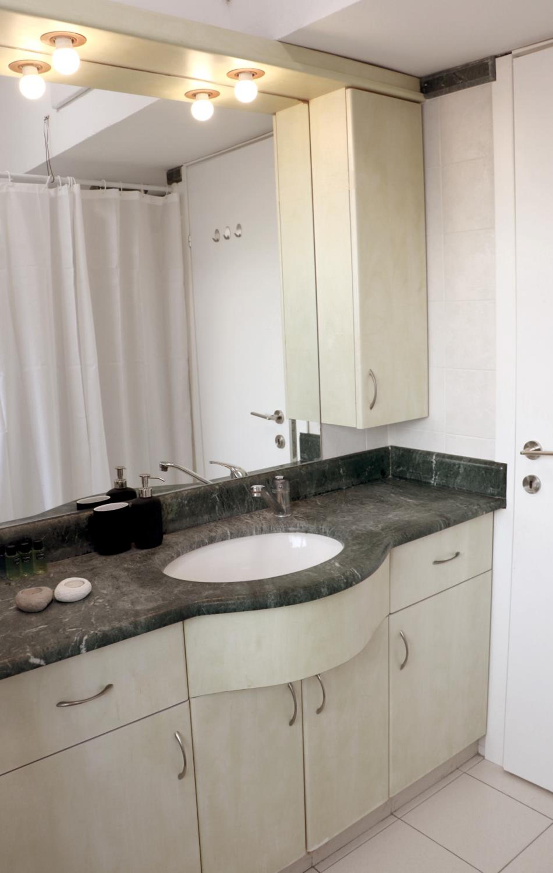 Beautiful 1 Bedroom Apartment Next To Hacarmel Market And The Royal Beach