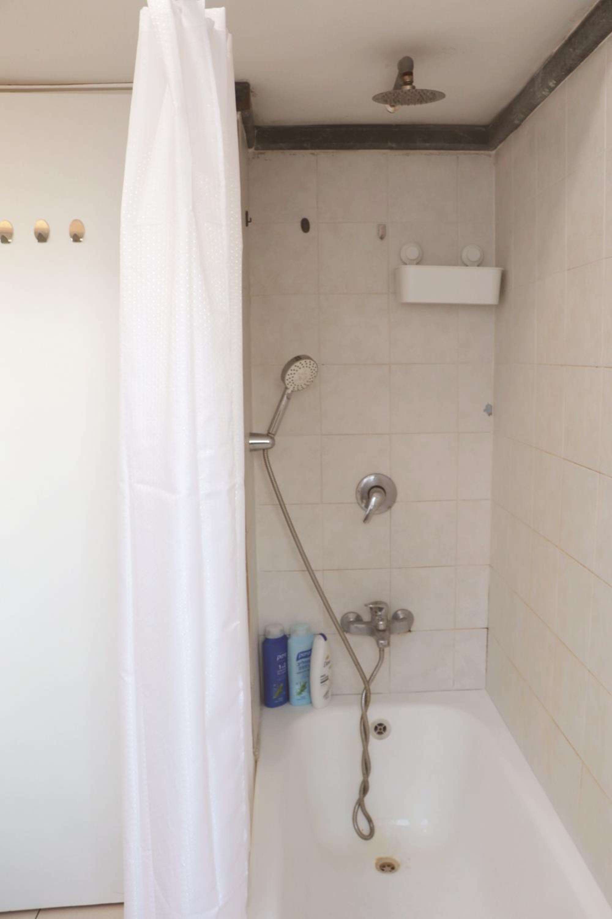 Beautiful 1 Bedroom Apartment Next To Hacarmel Market And The Royal Beach