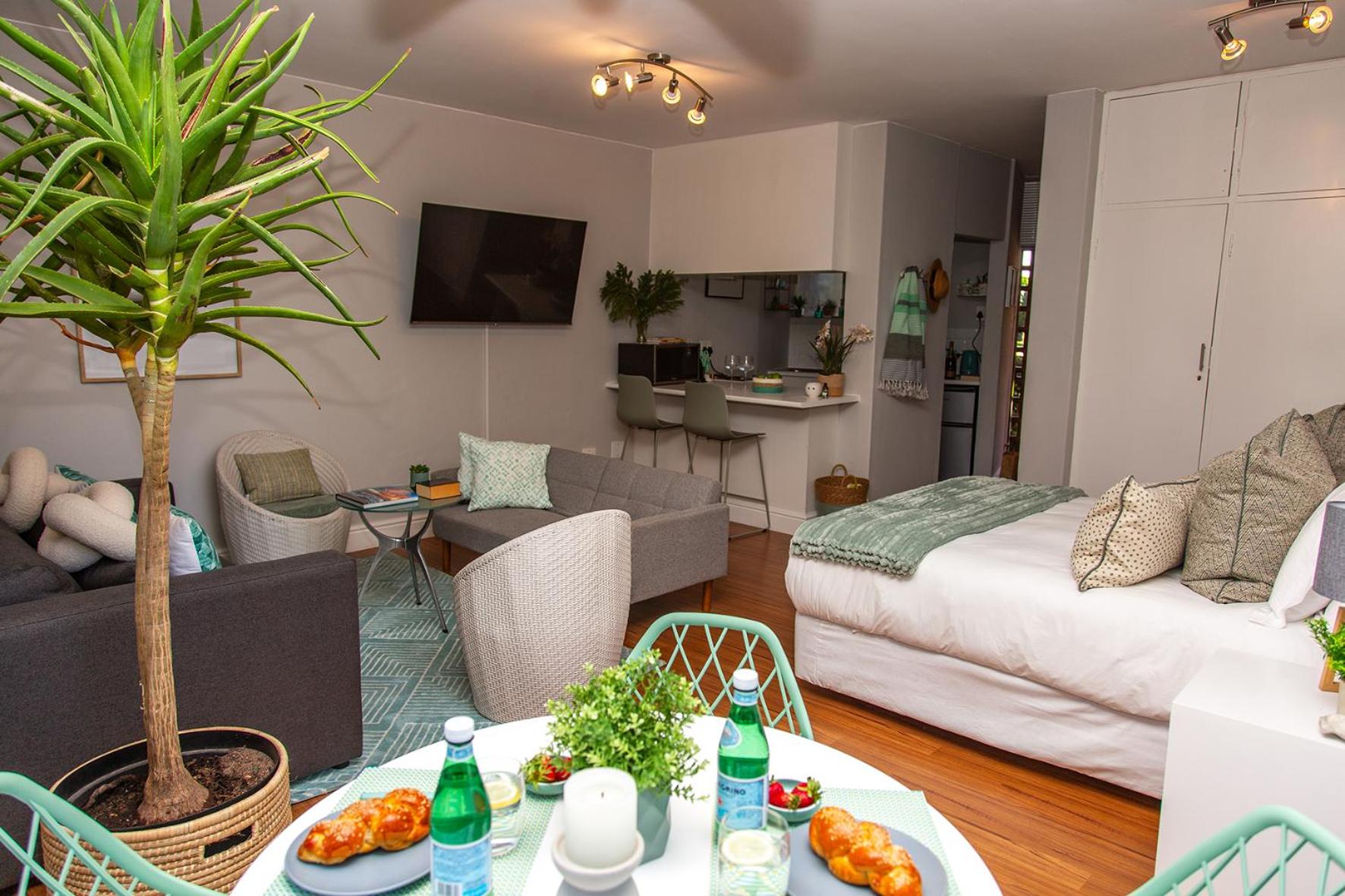 Family Studio - Walk to Waterfront & Stadium - Pool & Parking