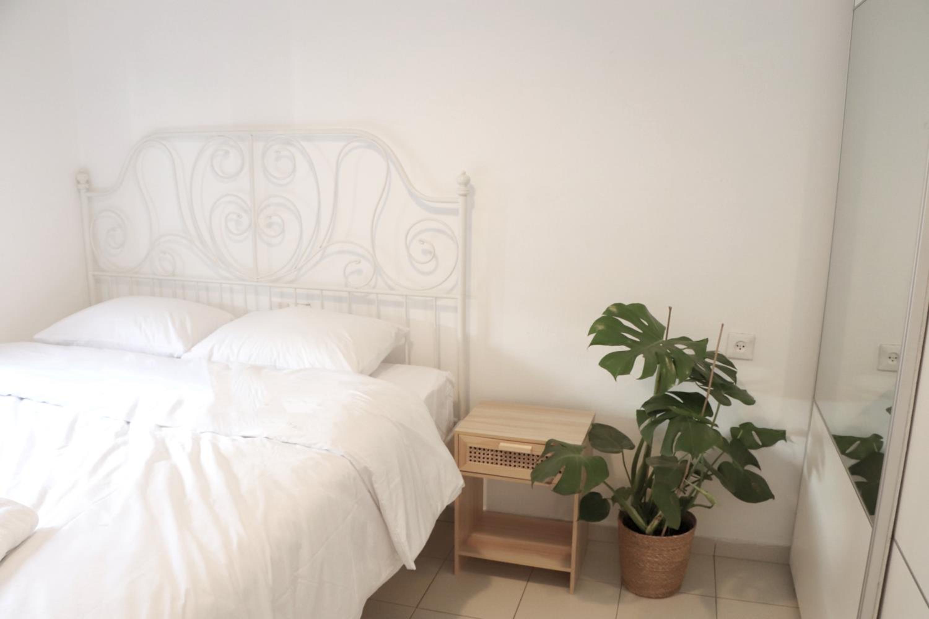 Beautiful 1 Bedroom Apartment Next To Hacarmel Market And The Royal Beach