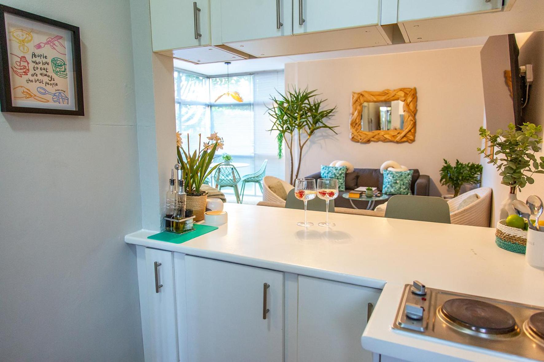Family Studio - Walk to Waterfront & Stadium - Pool & Parking