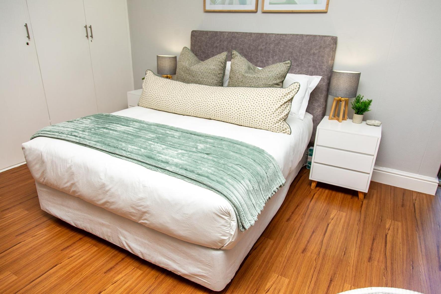 Family Studio - Walk to Waterfront & Stadium - Pool & Parking