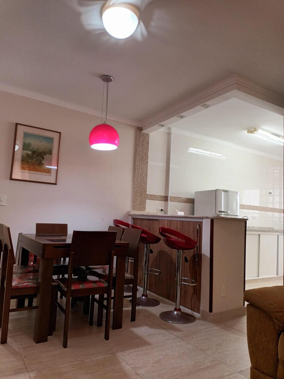 Praia Pitangueiras- Apartamento Quarto e sala - Vaga garagem- Duas quadras da praia- Próximo mercado, bares e restaurantes