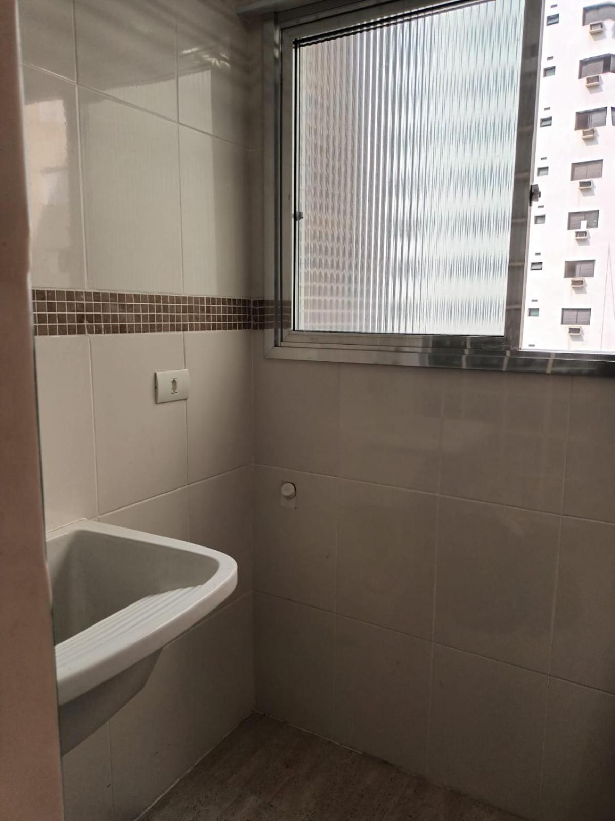 Praia Pitangueiras- Apartamento Quarto e sala - Vaga garagem- Duas quadras da praia- Próximo mercado, bares e restaurantes