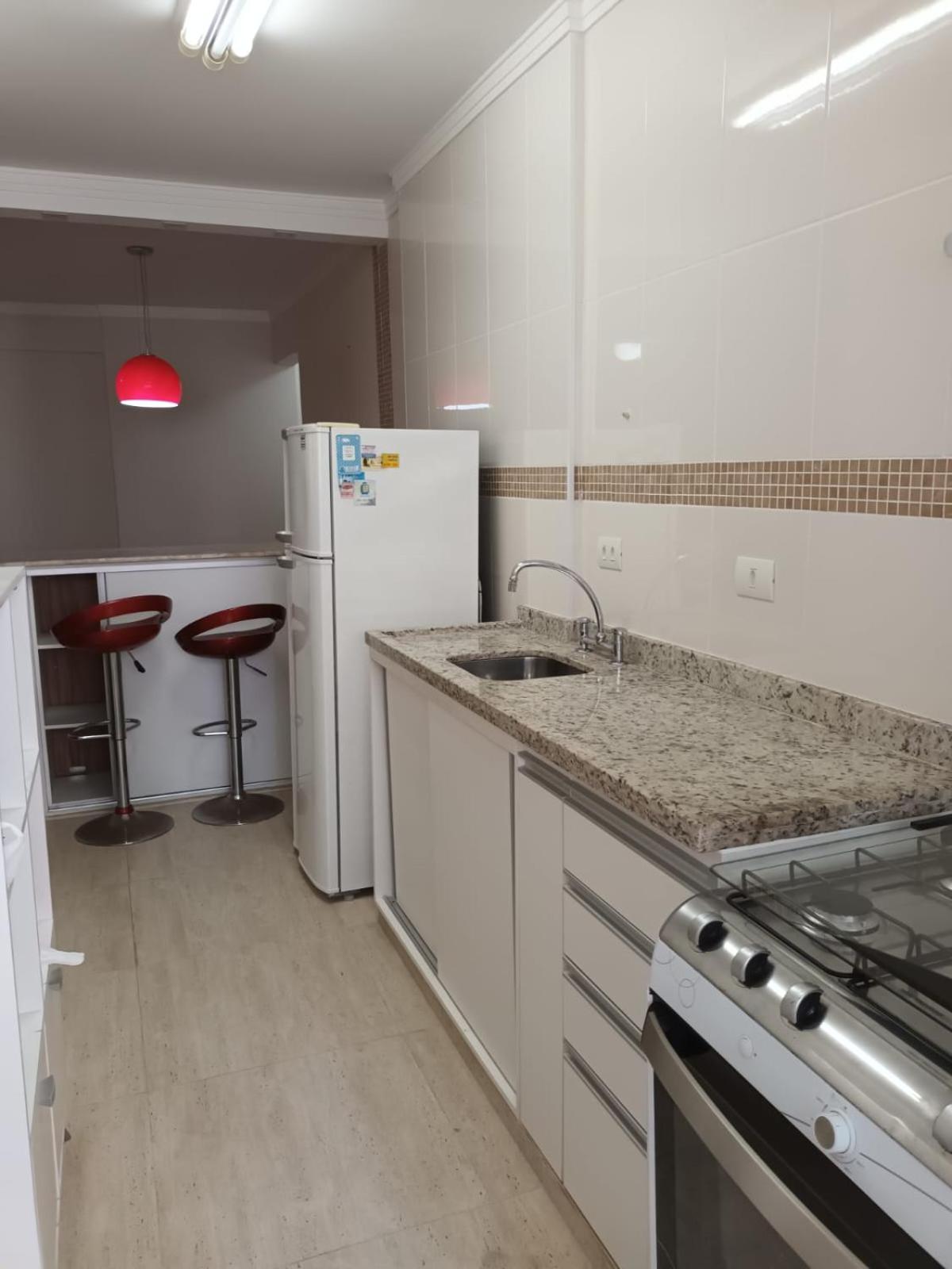 Praia Pitangueiras- Apartamento Quarto e sala - Vaga garagem- Duas quadras da praia- Próximo mercado, bares e restaurantes