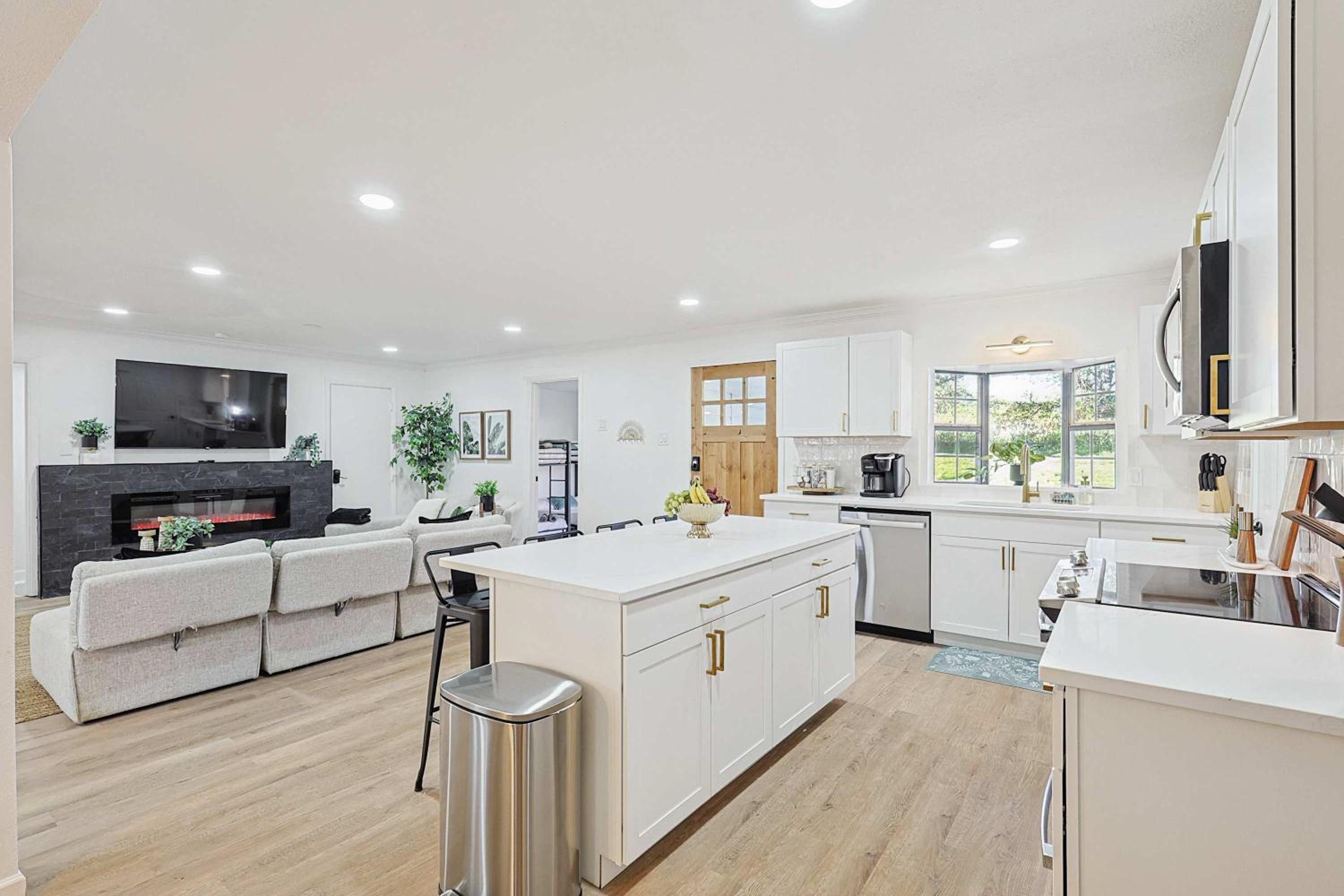 Luxurious 6BR 3BA Villa with Hot Tub view 3