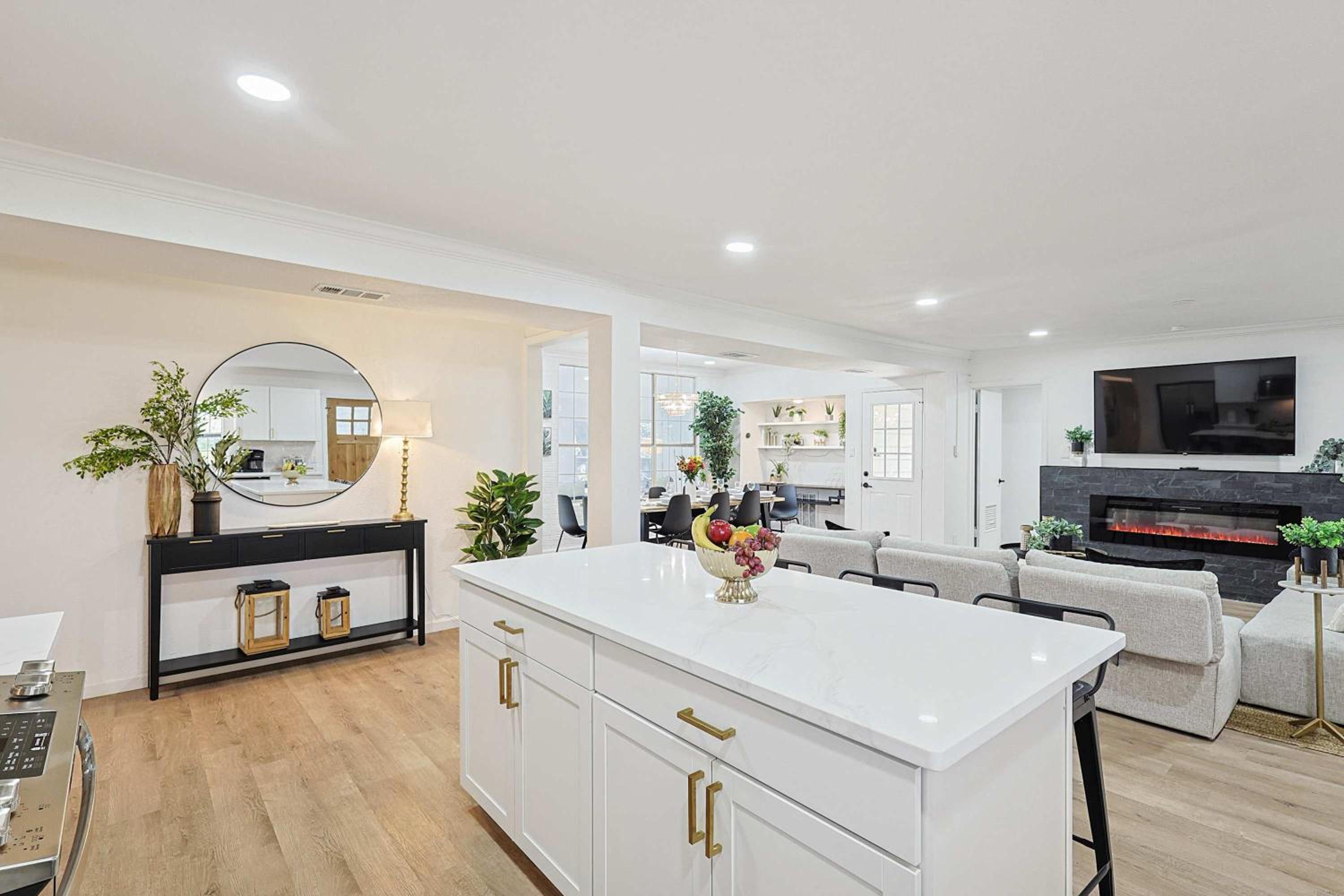 Luxurious 6BR 3BA Villa with Hot Tub view 5