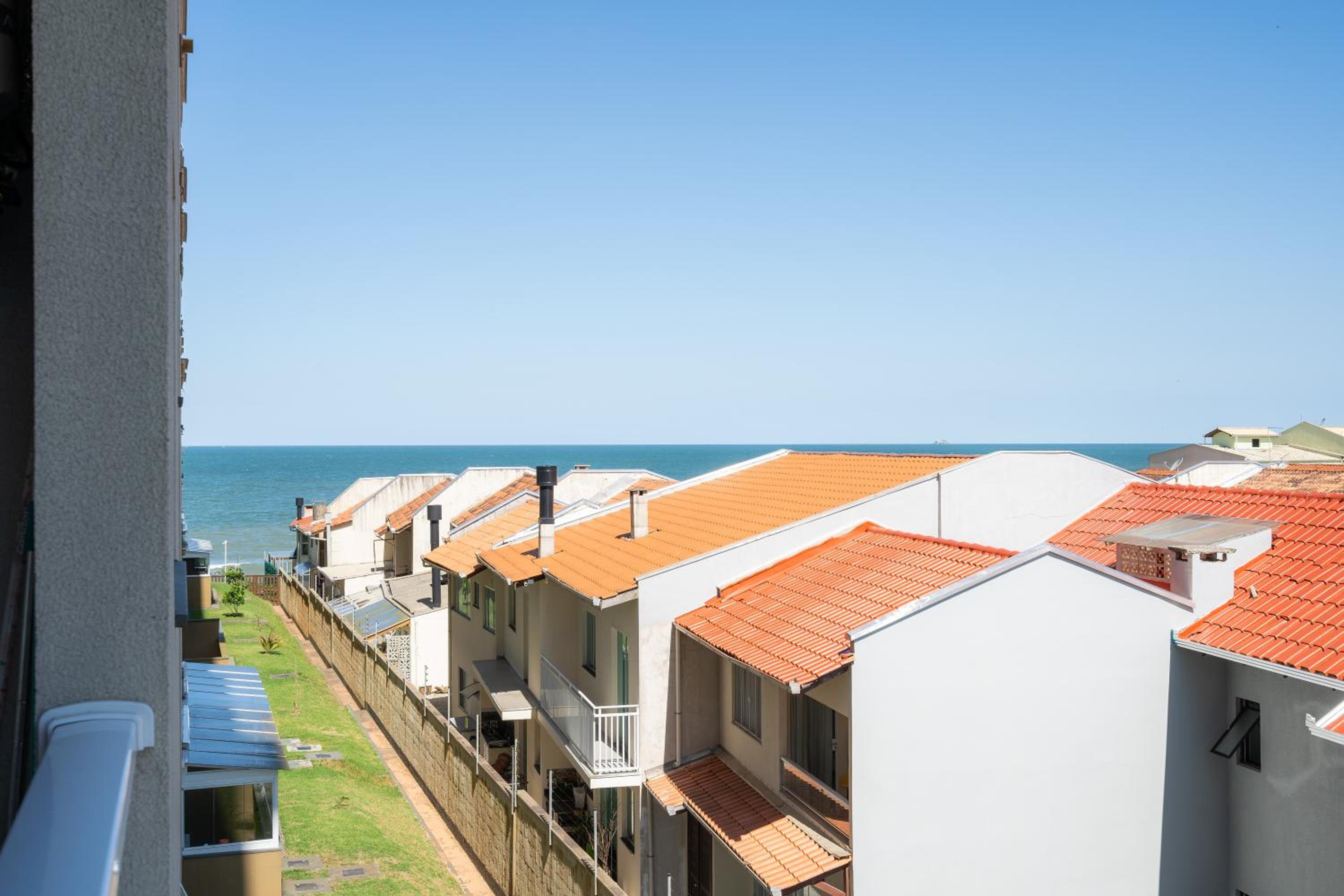 Aptos completo com vista mar pé na areia em Barra Velha em condomínio Resort com Spa, Piscina, quadra de futebol, Sala de jogos, brinquedoteca, Complexo co