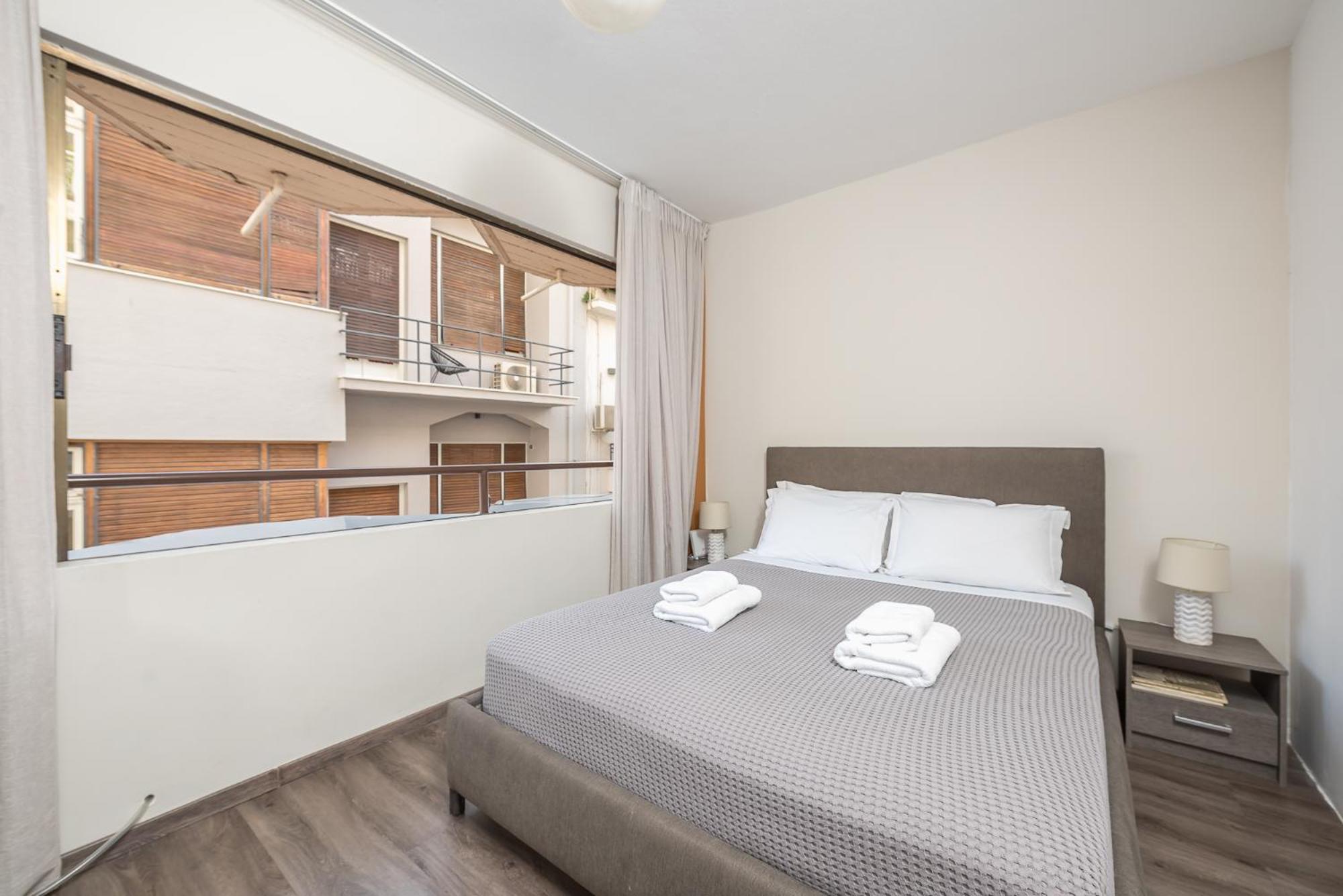Apartment Steps From Historic Center Plaka